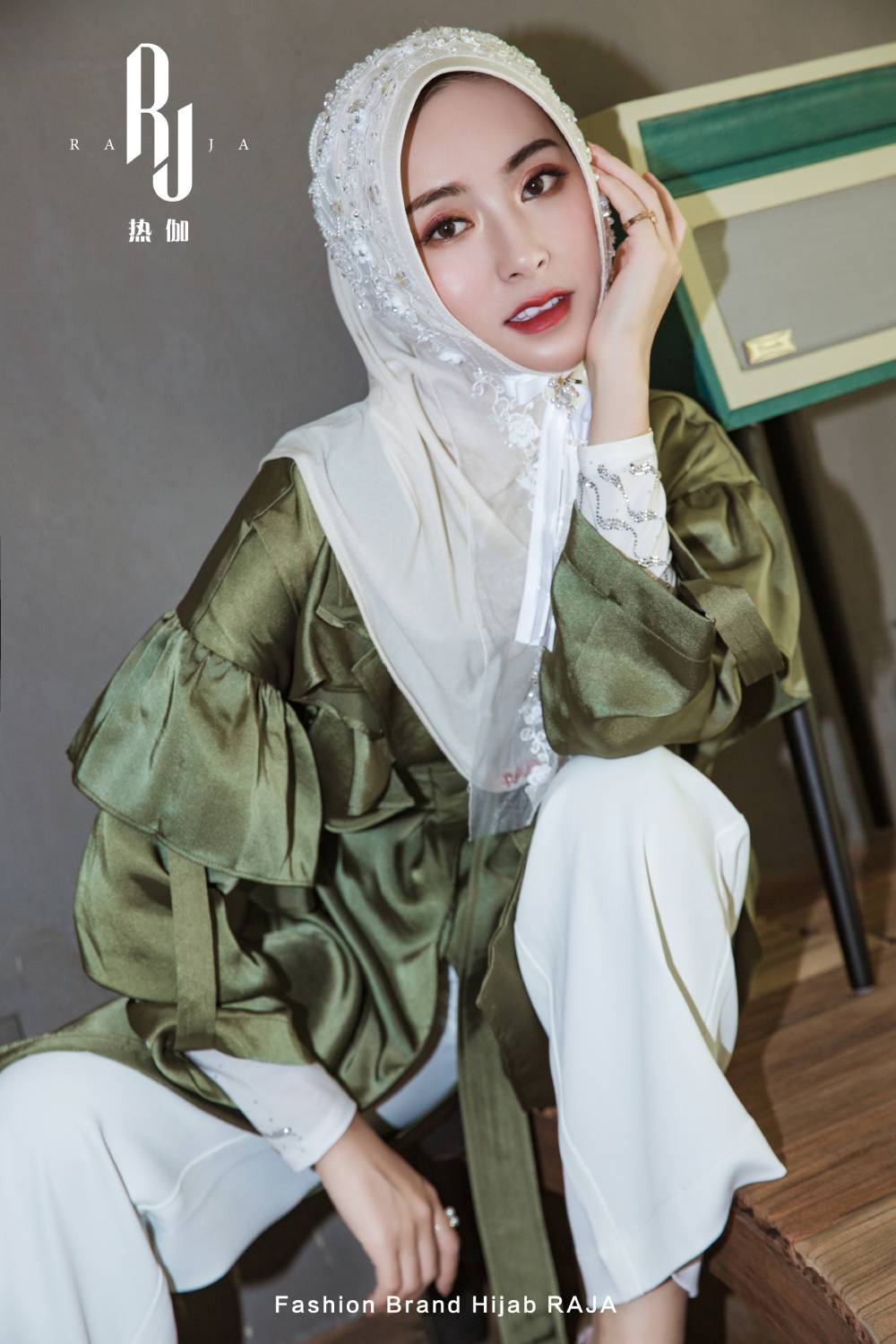 Yara-Weiße handbestickte Hijab-Kappe mit Perlen und dreidimensionalen Blumen