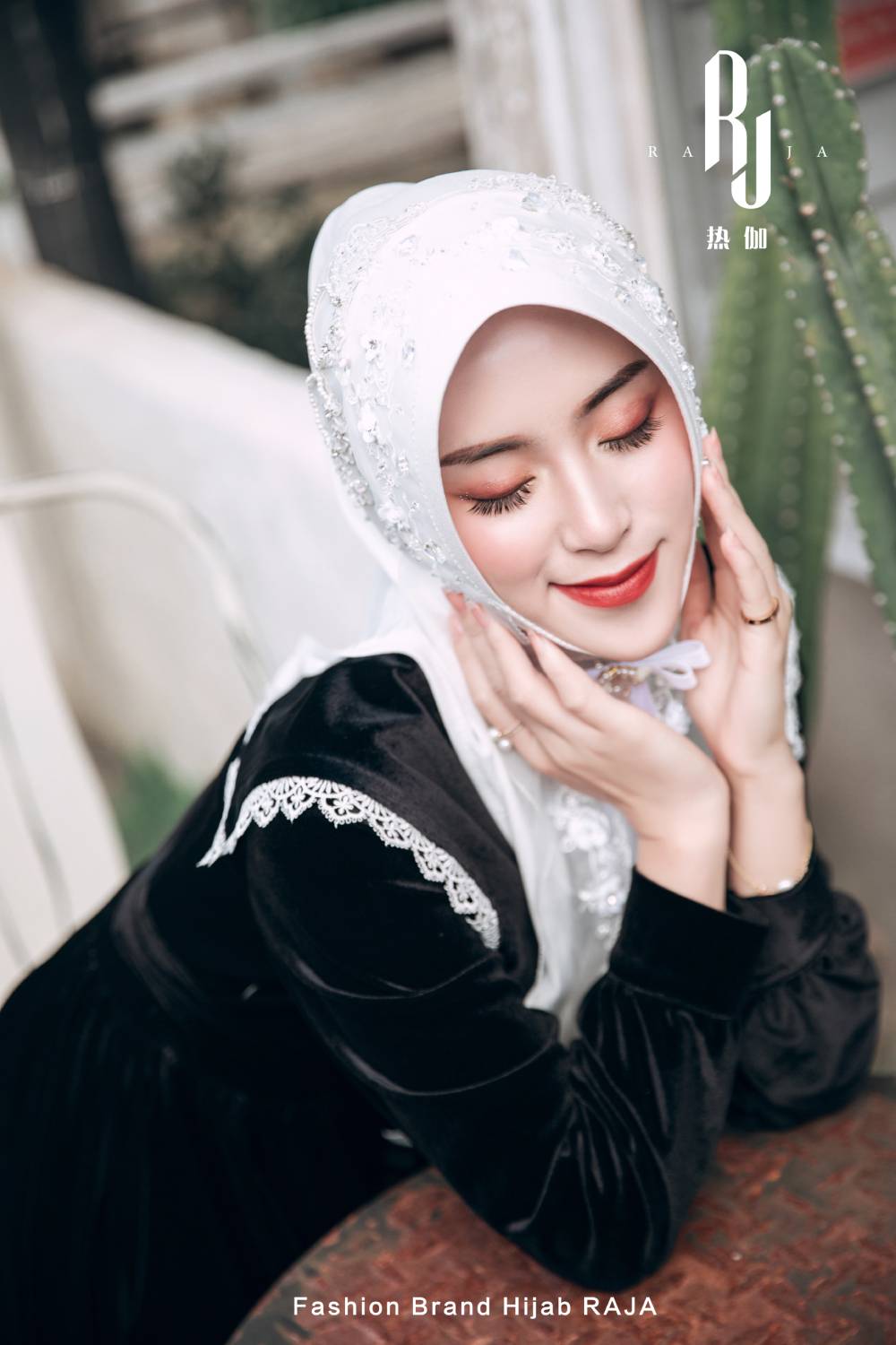 Yara-Weiße handbestickte Hijab-Kappe mit Perlen und dreidimensionalen Blumen