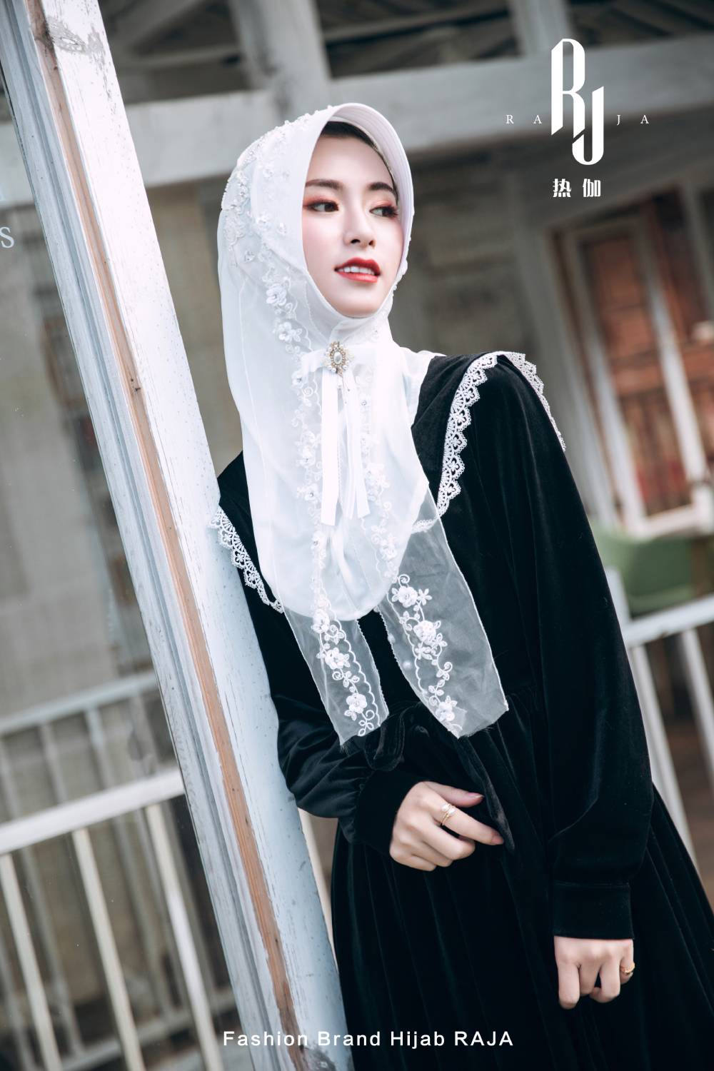 Yara-White ručně vyšívaná korálková čepice na hidžáb s trojrozměrnými květinami