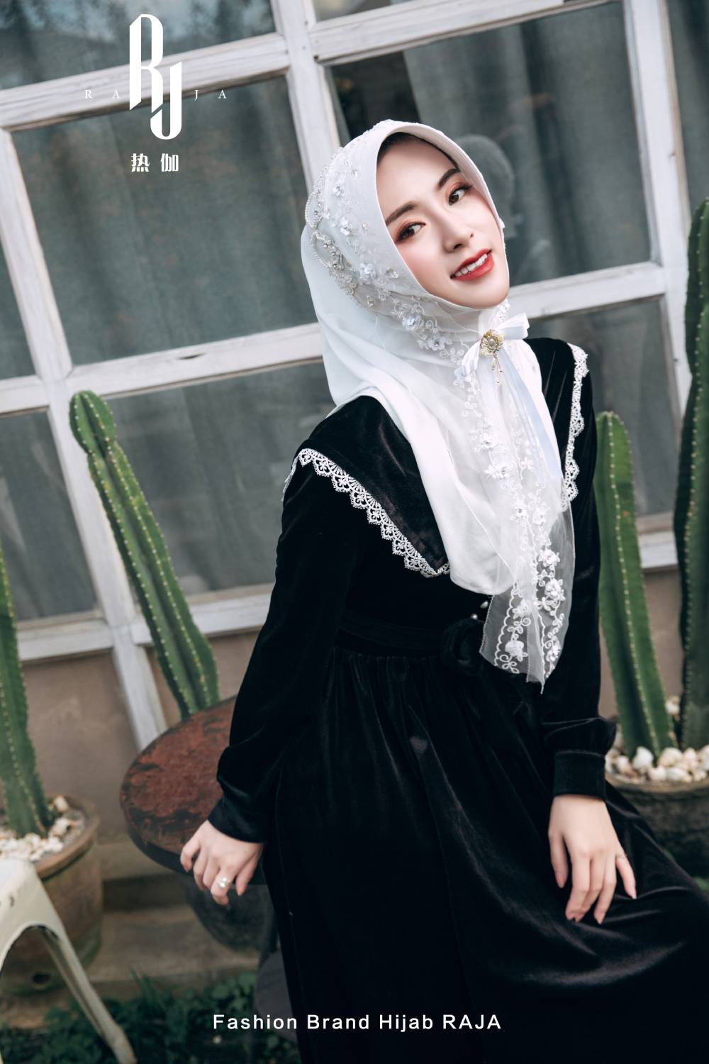 Yara-Weiße handbestickte Hijab-Kappe mit Perlen und dreidimensionalen Blumen