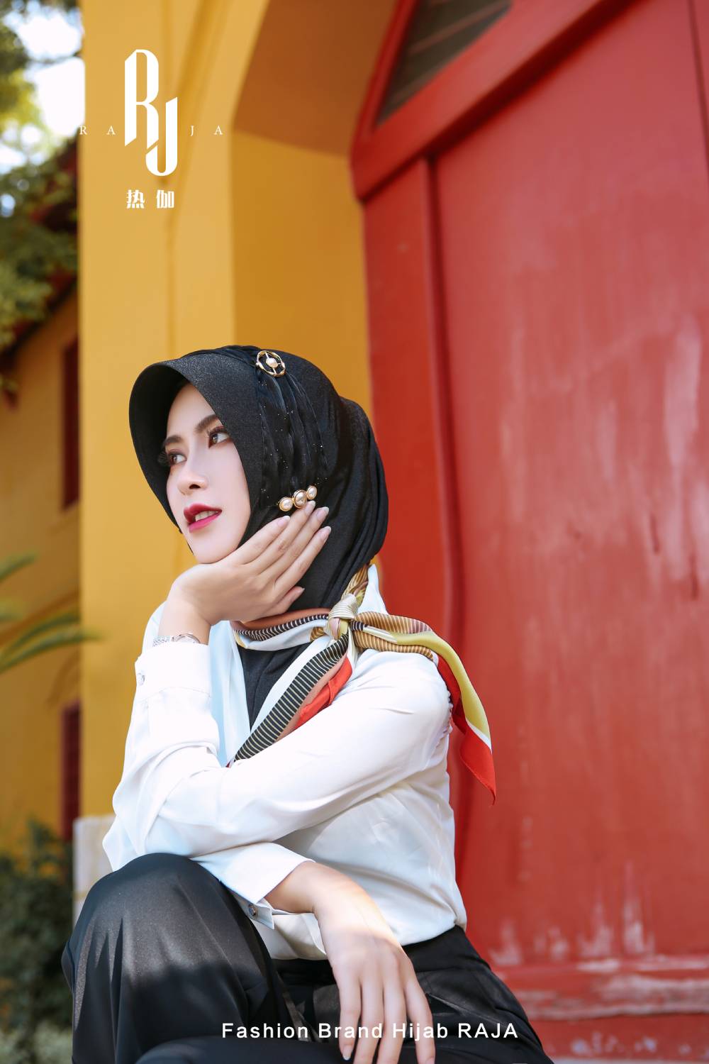 Laila - Schwarze bezaubernde Hijab-Kappe mit zarten Perlenverzierungen und Charmeuse-Schal