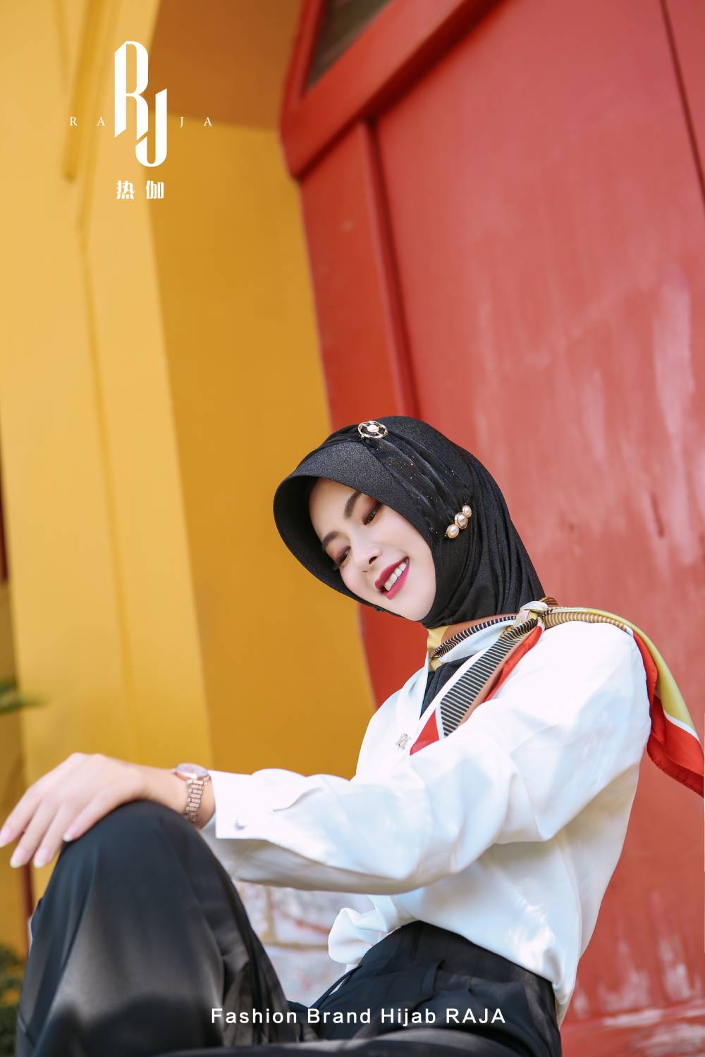 Laila - Schwarze bezaubernde Hijab-Kappe mit zarten Perlenverzierungen und Charmeuse-Schal