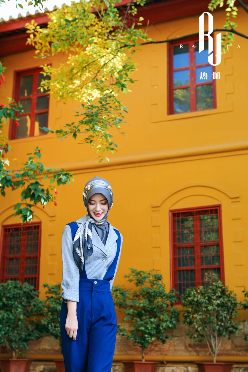 Laila - Fliederblaue, bezaubernde Hijab-Kappe mit zarten Perlenverzierungen und Charmeuse-Schal