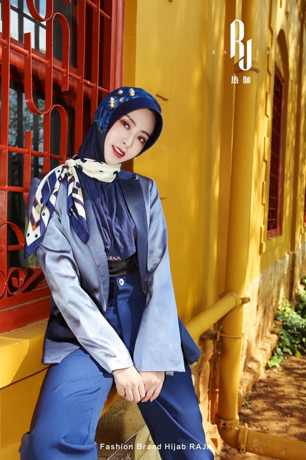 Laila - Bezaubernde Hijab-Kappe in Königsblau mit zarten Perlenverzierungen und Charmeuse-Schal