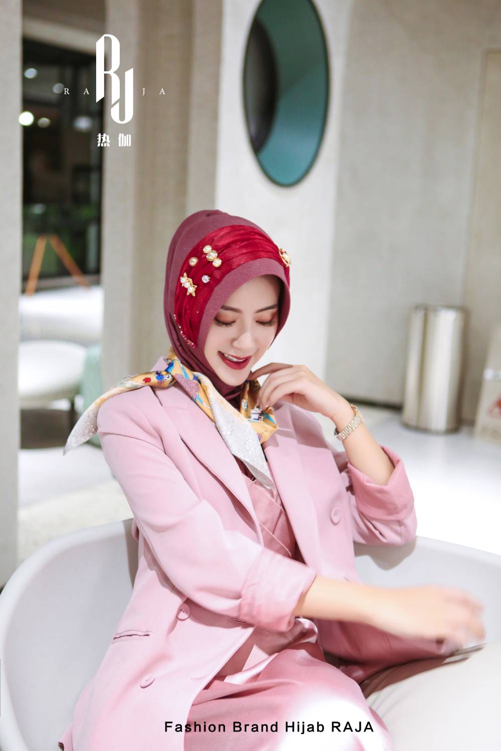 Laila - Bezaubernde Hijab-Kappe in Wassermelonenrosa mit zarten Perlenverzierungen und Charmeuse-Schal