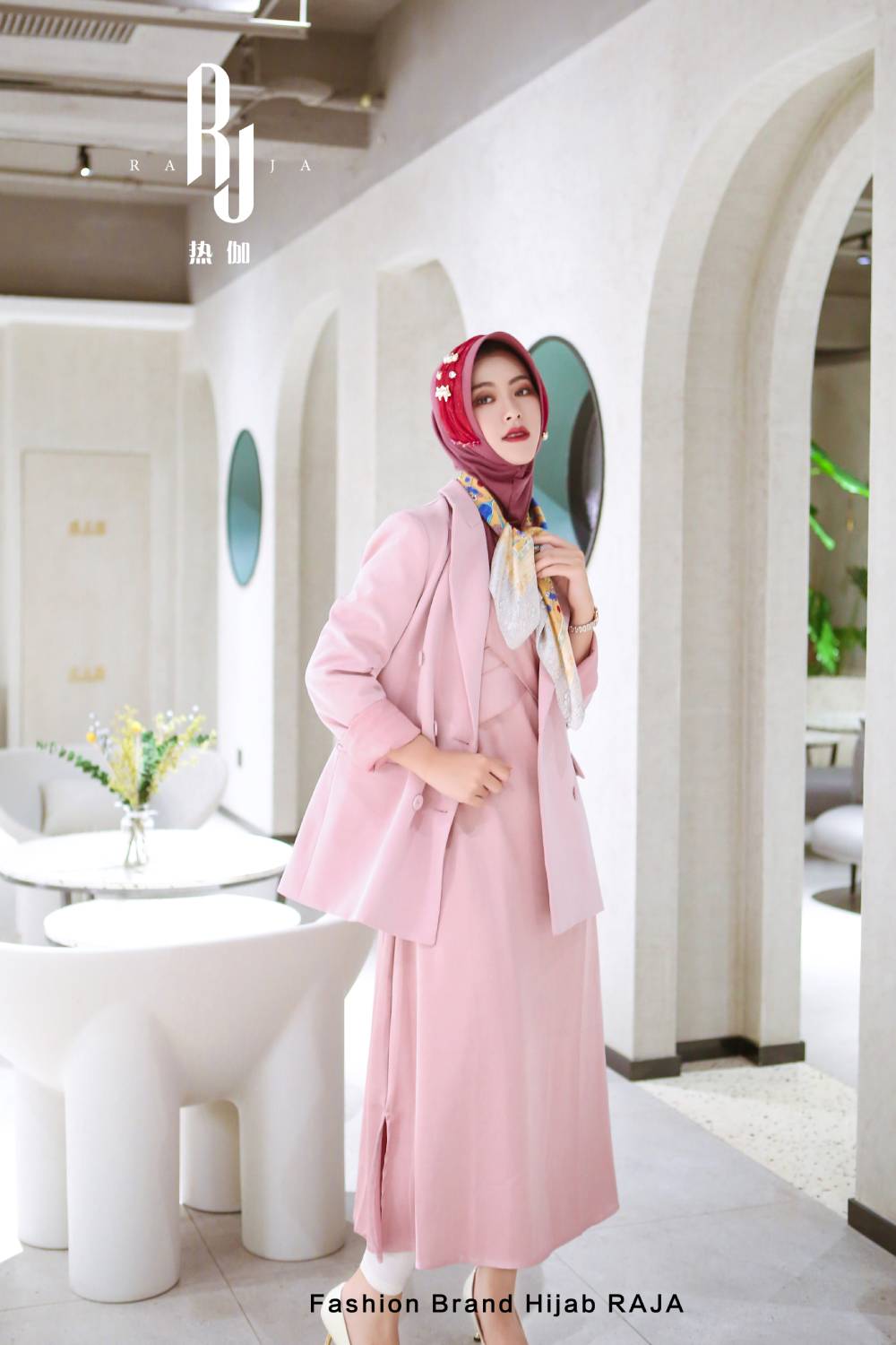 Laila - Bezaubernde Hijab-Kappe in Wassermelonenrosa mit zarten Perlenverzierungen und Charmeuse-Schal