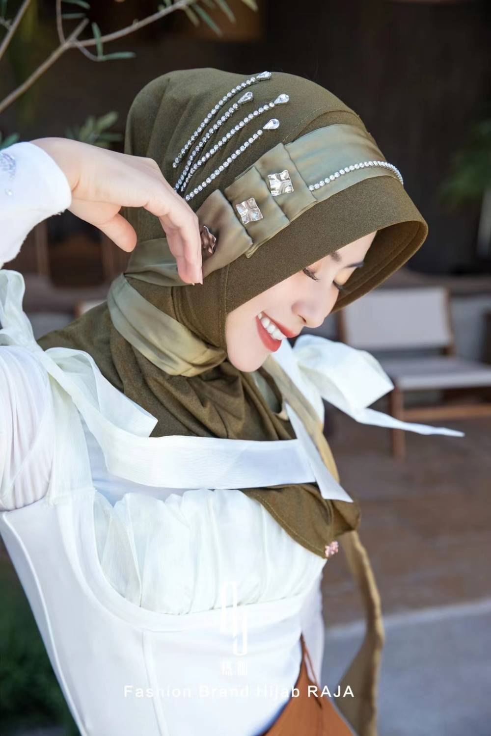 Jaseena - Bezaubernde Hijab-Kappe in Armeegrün mit zarter Bandverzierung