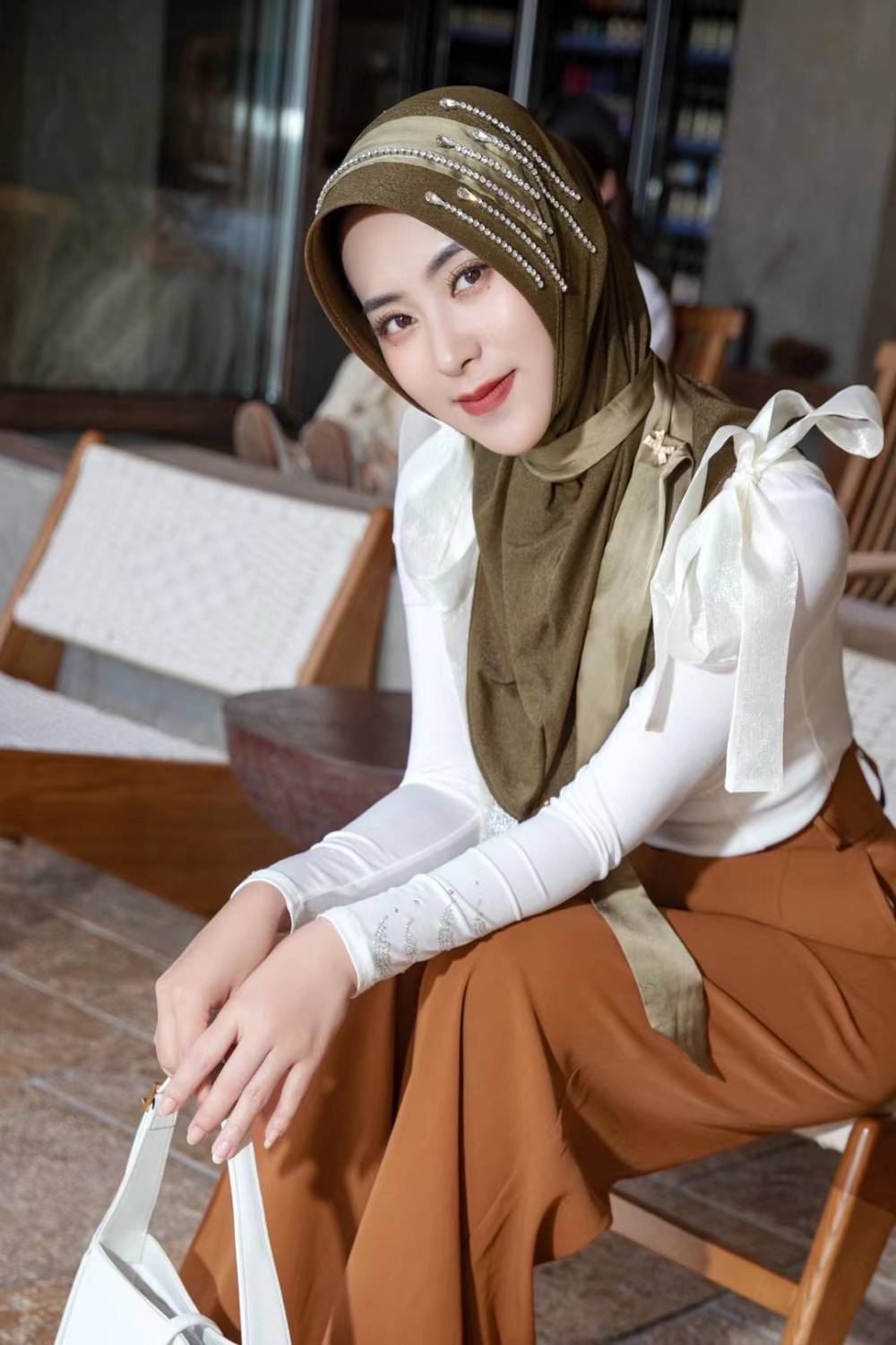 Jaseena - Bezaubernde Hijab-Kappe in Armeegrün mit zarter Bandverzierung