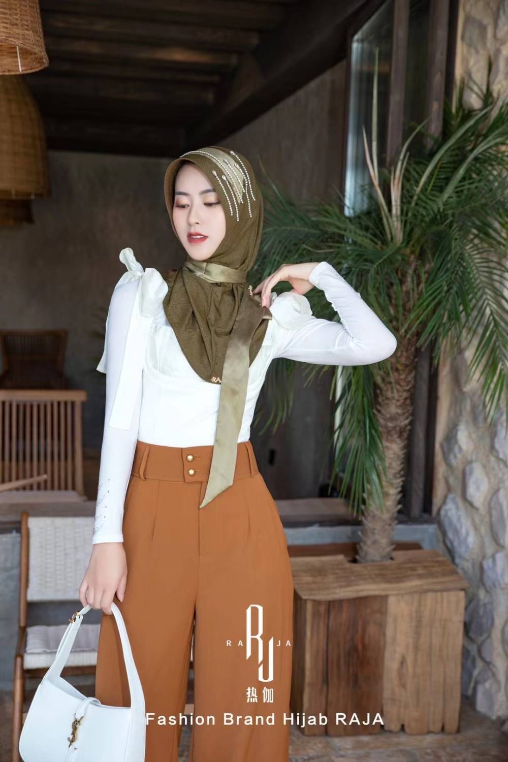 Jaseena - Bezaubernde Hijab-Kappe in Armeegrün mit zarter Bandverzierung