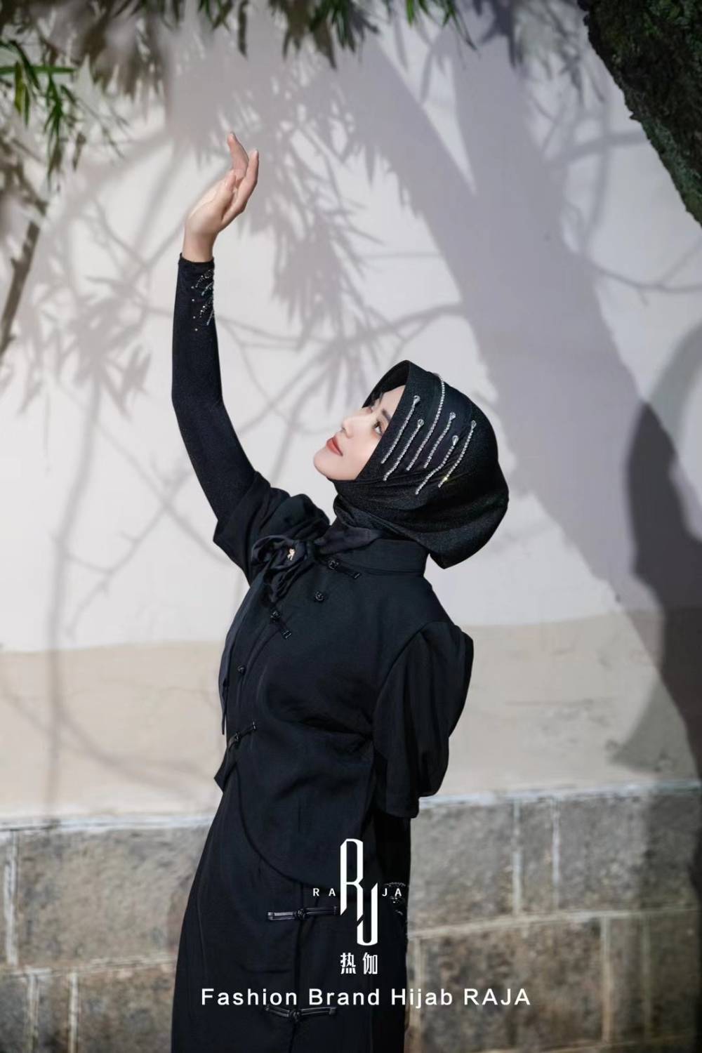 Jaseena - Schwarze bezaubernde Hijab-Kappe mit zarter Bandverzierung