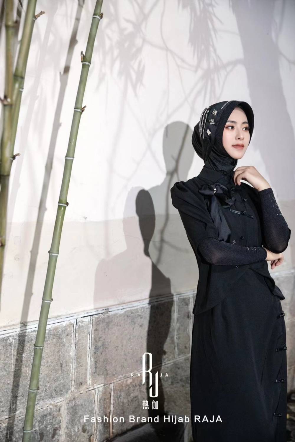 Jaseena - Schwarze bezaubernde Hijab-Kappe mit zarter Bandverzierung