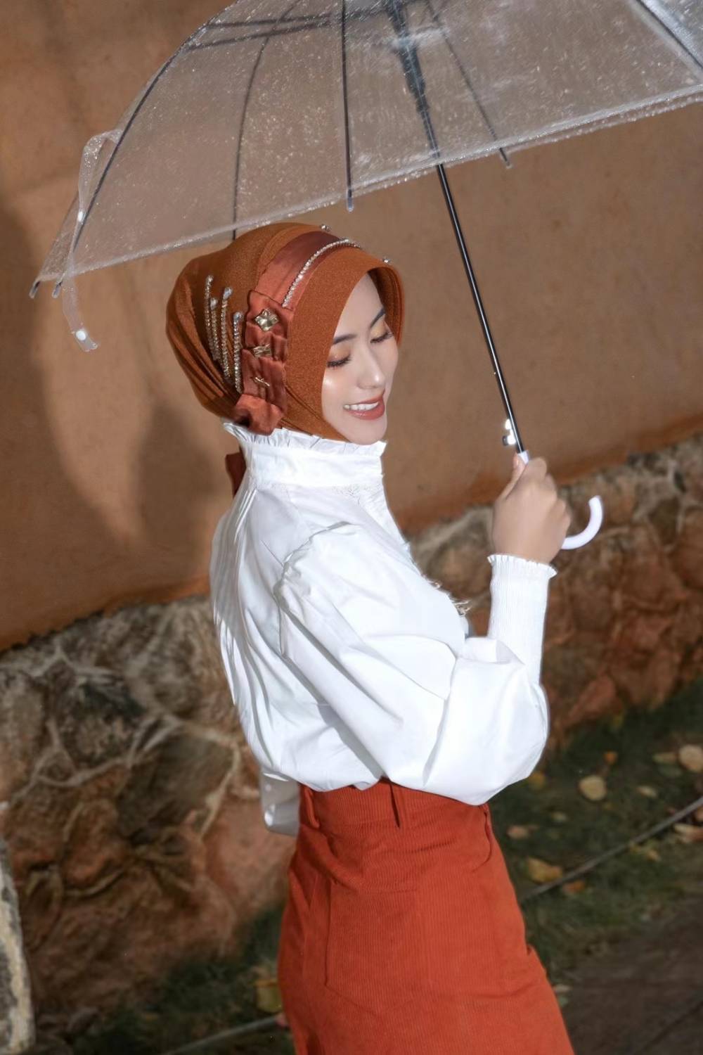 Jaseena - Bezaubernde Hijab-Kappe in Bronze mit zarter Bandverzierung