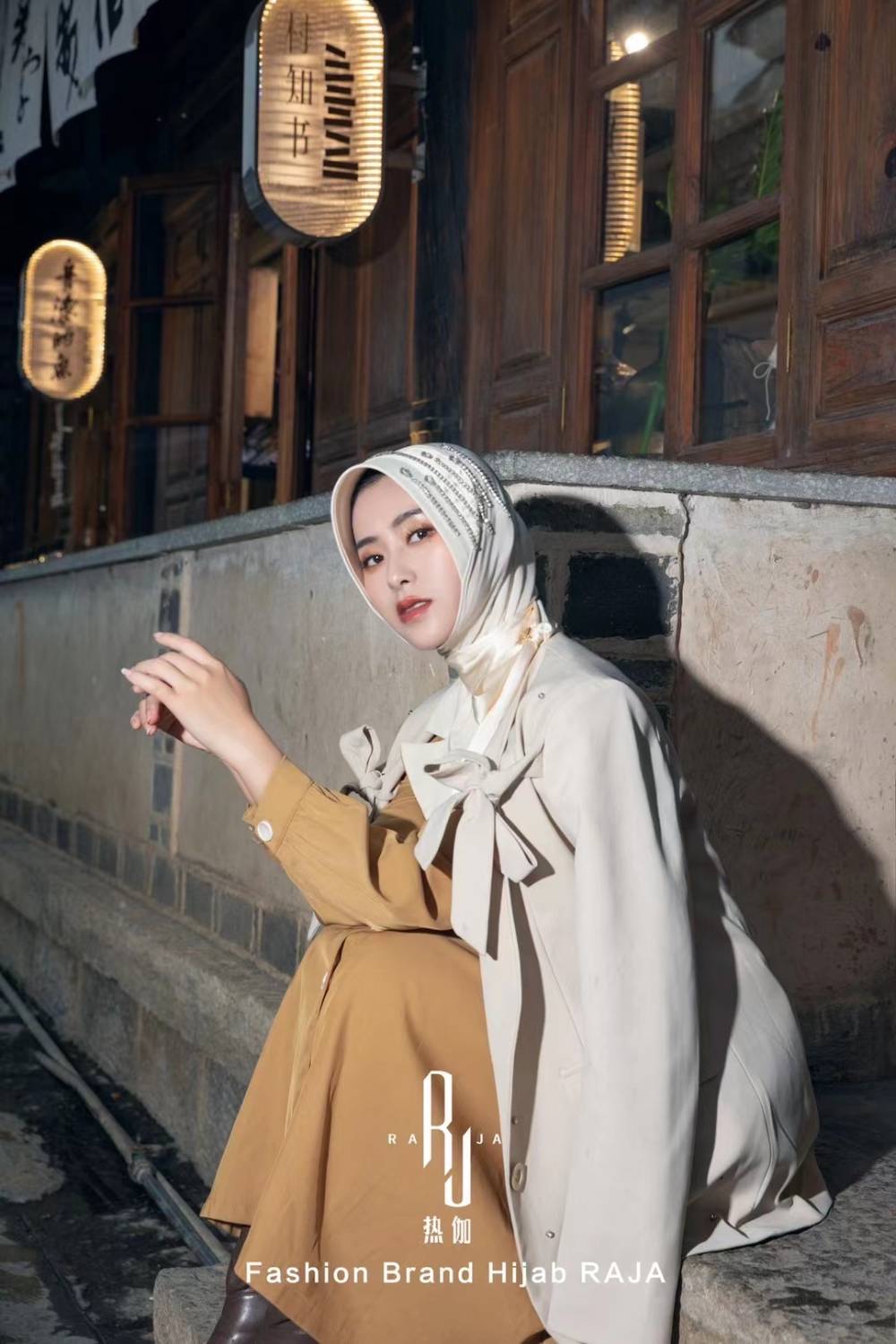 Jaseena - Cremefarbene, bezaubernde Hijab-Kappe mit zarter Bandverzierung