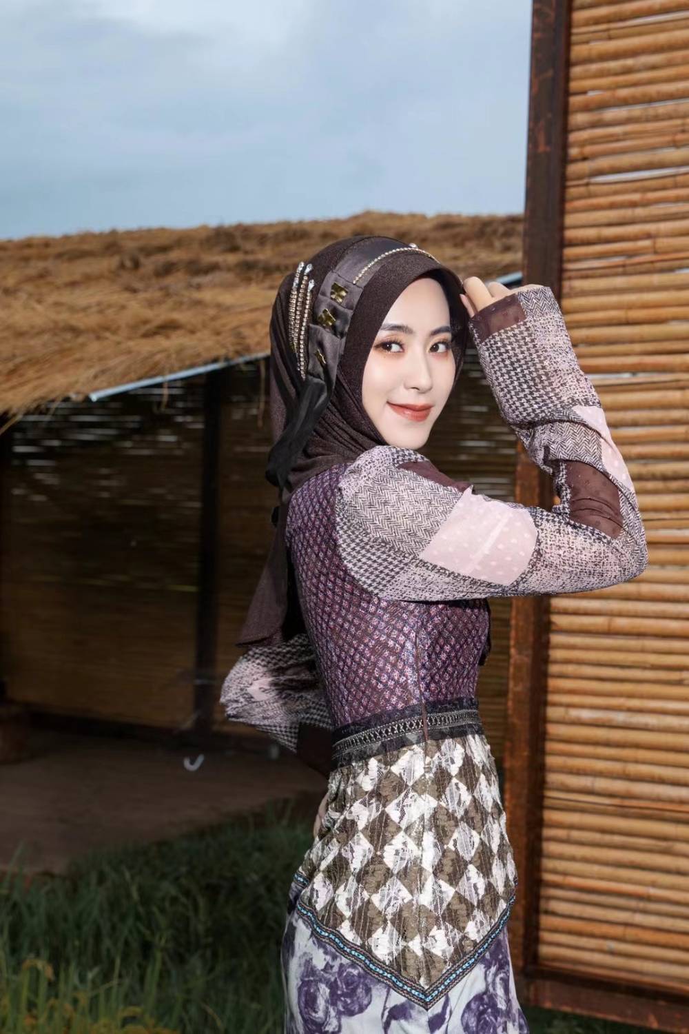 Jaseena – Grauer Wolf, bezaubernde Hijab-Kappe mit zarter Bandverzierung