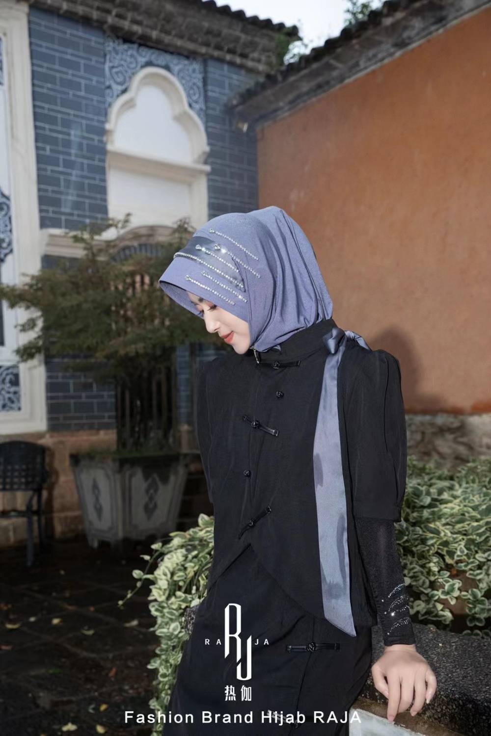 Jaseena - Bezaubernde Hijab-Kappe in Lilablau mit zarter Bandverzierung