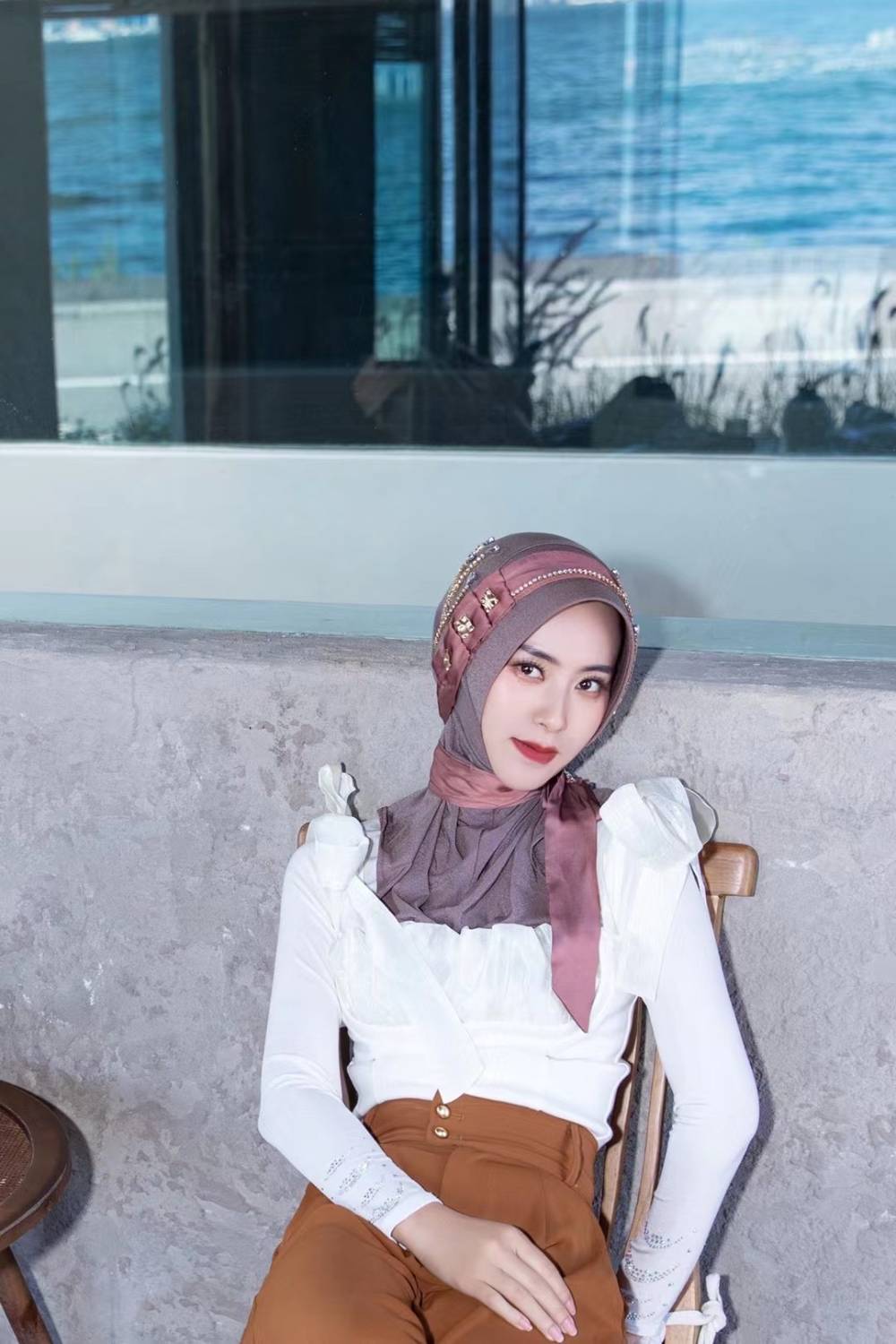 Jaseena-Mokka Bezaubernde Hijab-Kappe mit zarter Bandverzierung