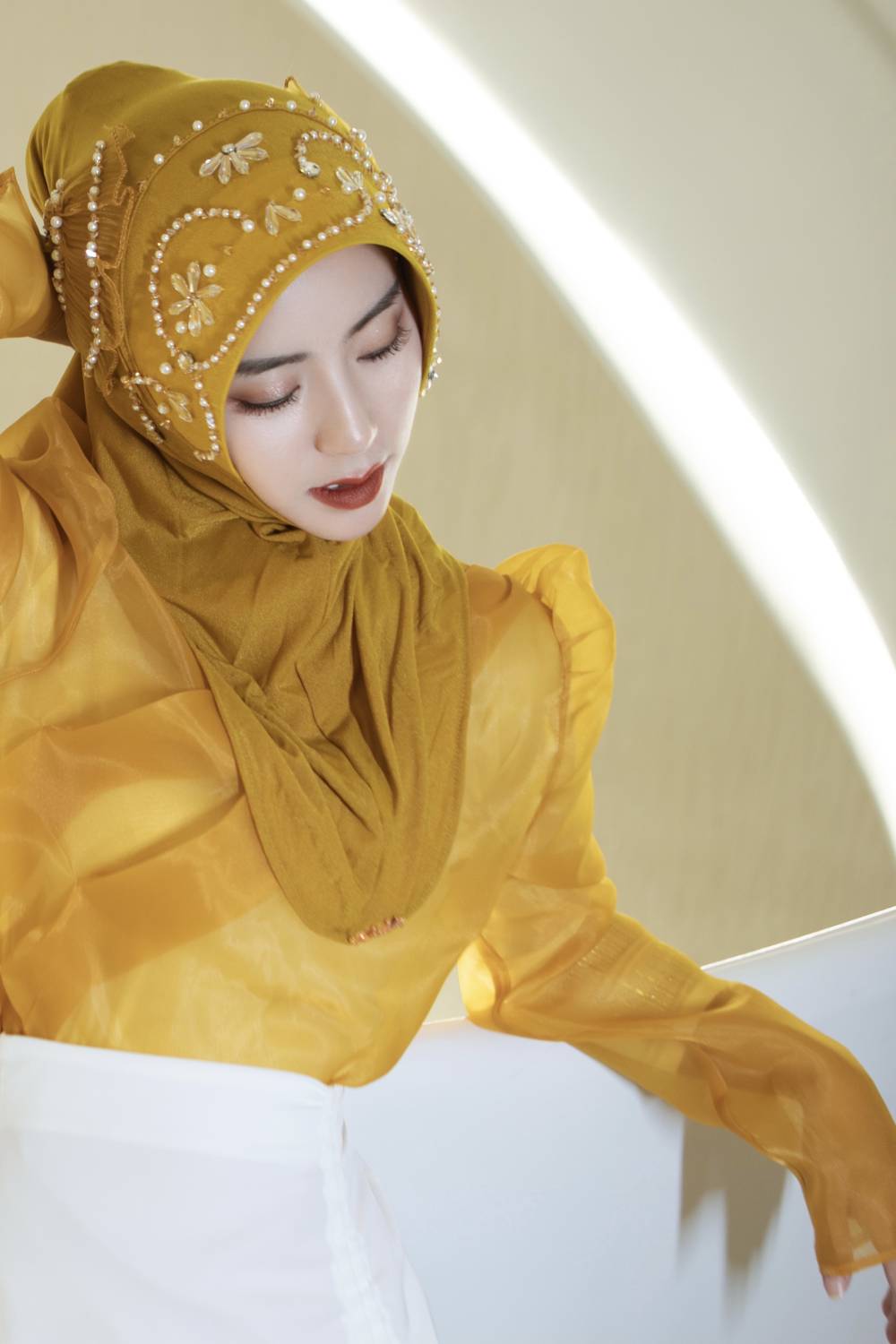 Amira-Gold Bezaubernde fächerförmige Hijab-Kappe mit Perlenverzierungen