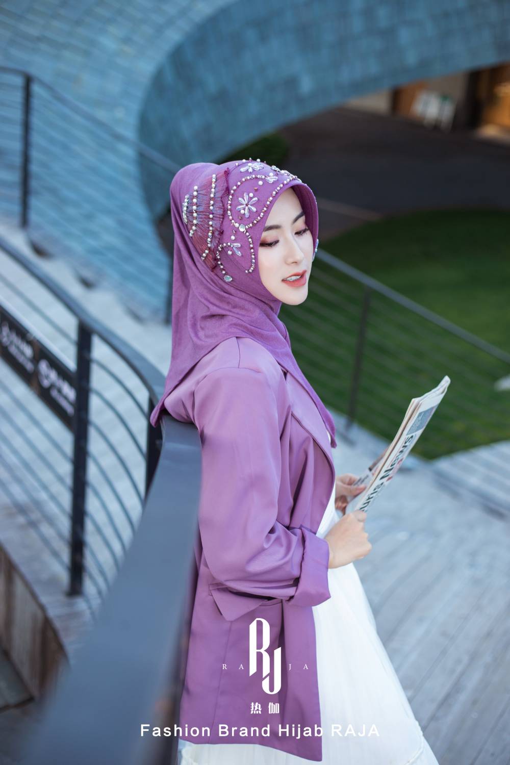Amira-Lilac Bezaubernde fächerförmige Hijab-Kappe mit Perlenverzierungen