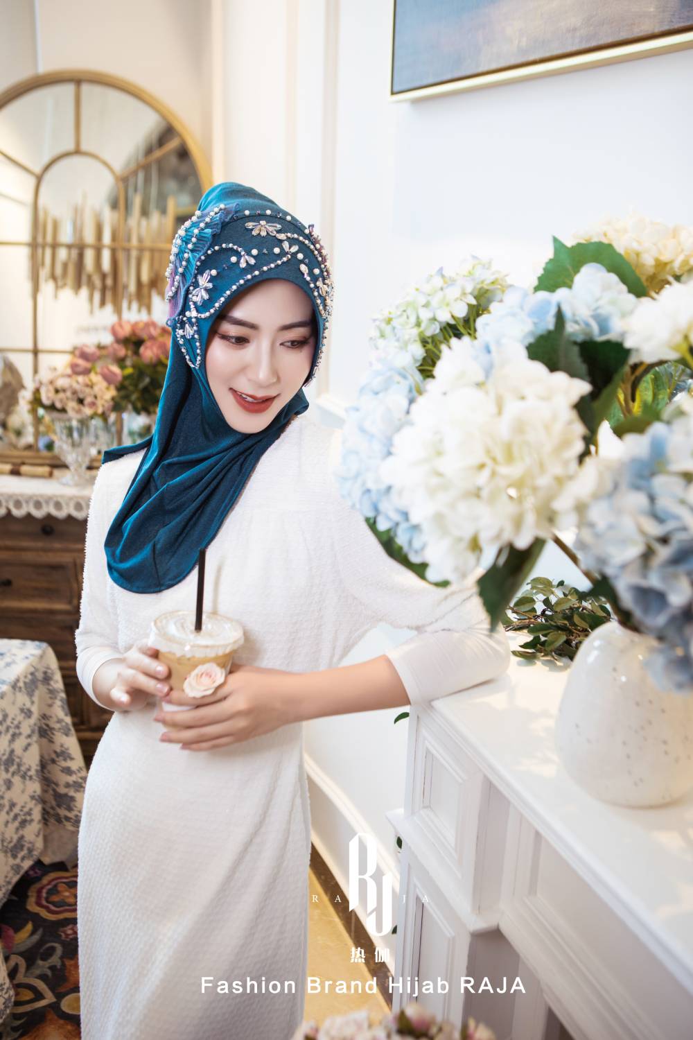 Amira-Preußischblau Bezaubernde fächerförmige Hijab-Kappe mit Perlenverzierungen