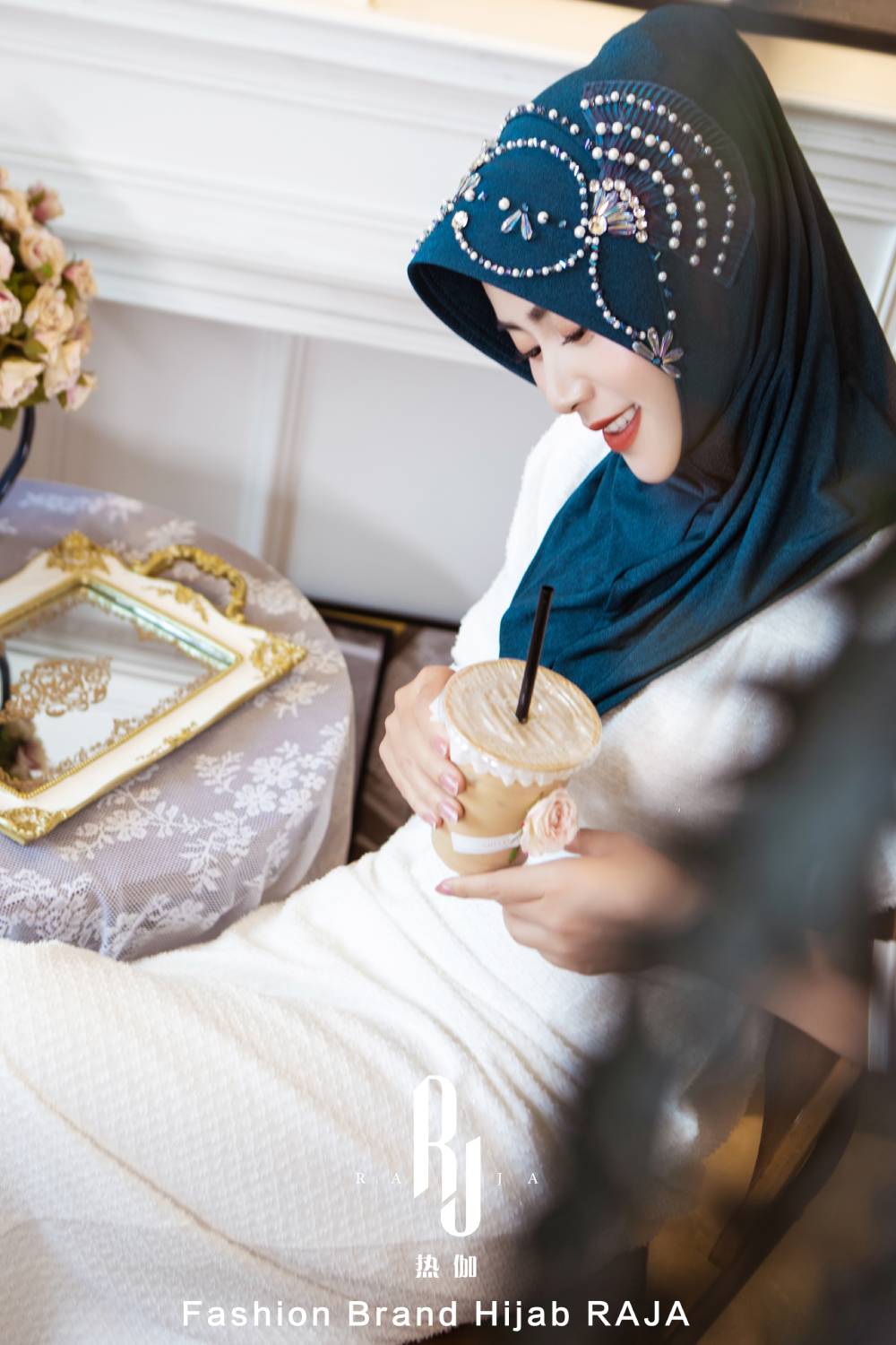 Amira-Preußischblau Bezaubernde fächerförmige Hijab-Kappe mit Perlenverzierungen