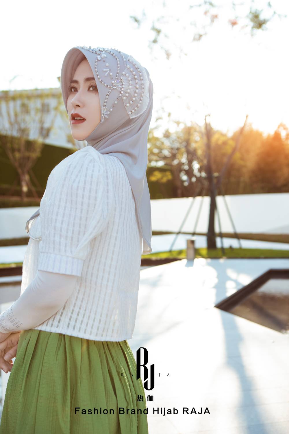 Amira - Silberne bezaubernde fächerförmige Hijab-Kappe mit Perlenverzierungen