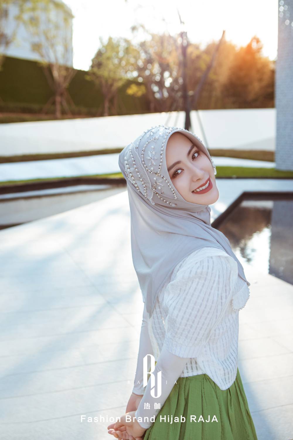 Amira - Silberne bezaubernde fächerförmige Hijab-Kappe mit Perlenverzierungen