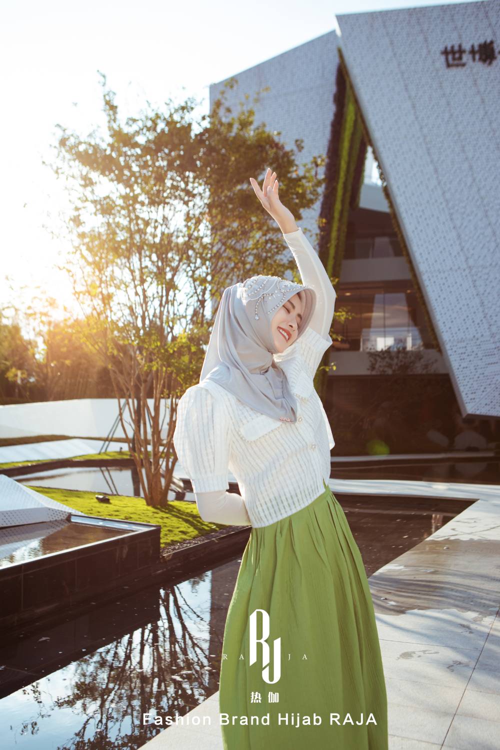 Amira - Silberne bezaubernde fächerförmige Hijab-Kappe mit Perlenverzierungen