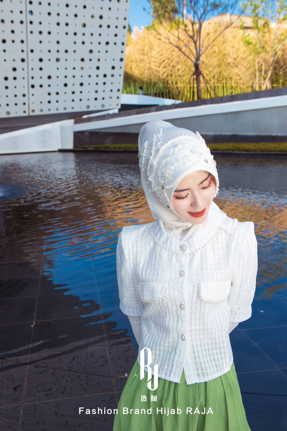 Amira-Weiß Bezaubernde fächerförmige Hijab-Kappe mit Perlenverzierungen