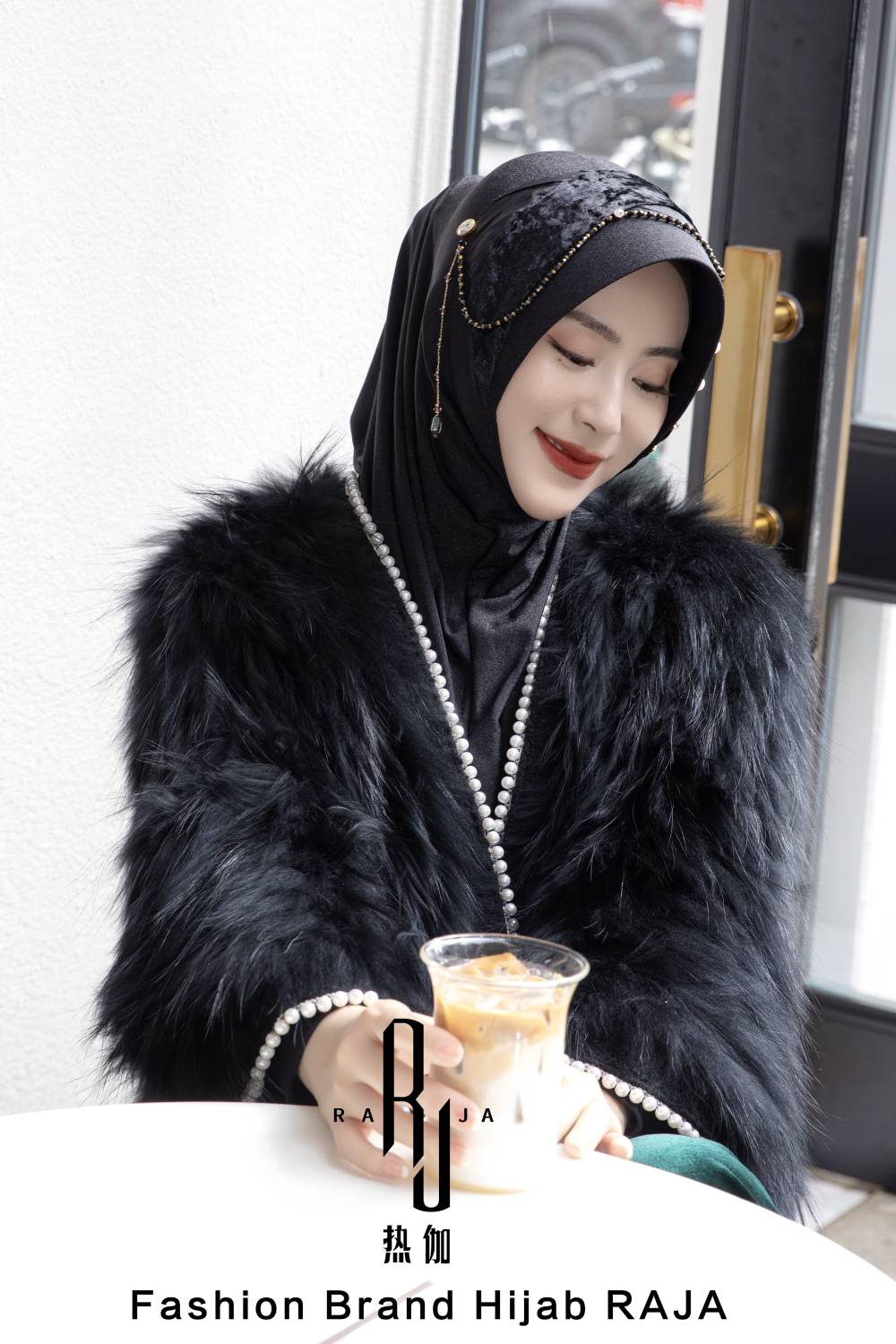 Farisha - Schwarze, königliche Hijab-Kappe aus Samt und Plisseeband mit aufwendigen Verzierungen