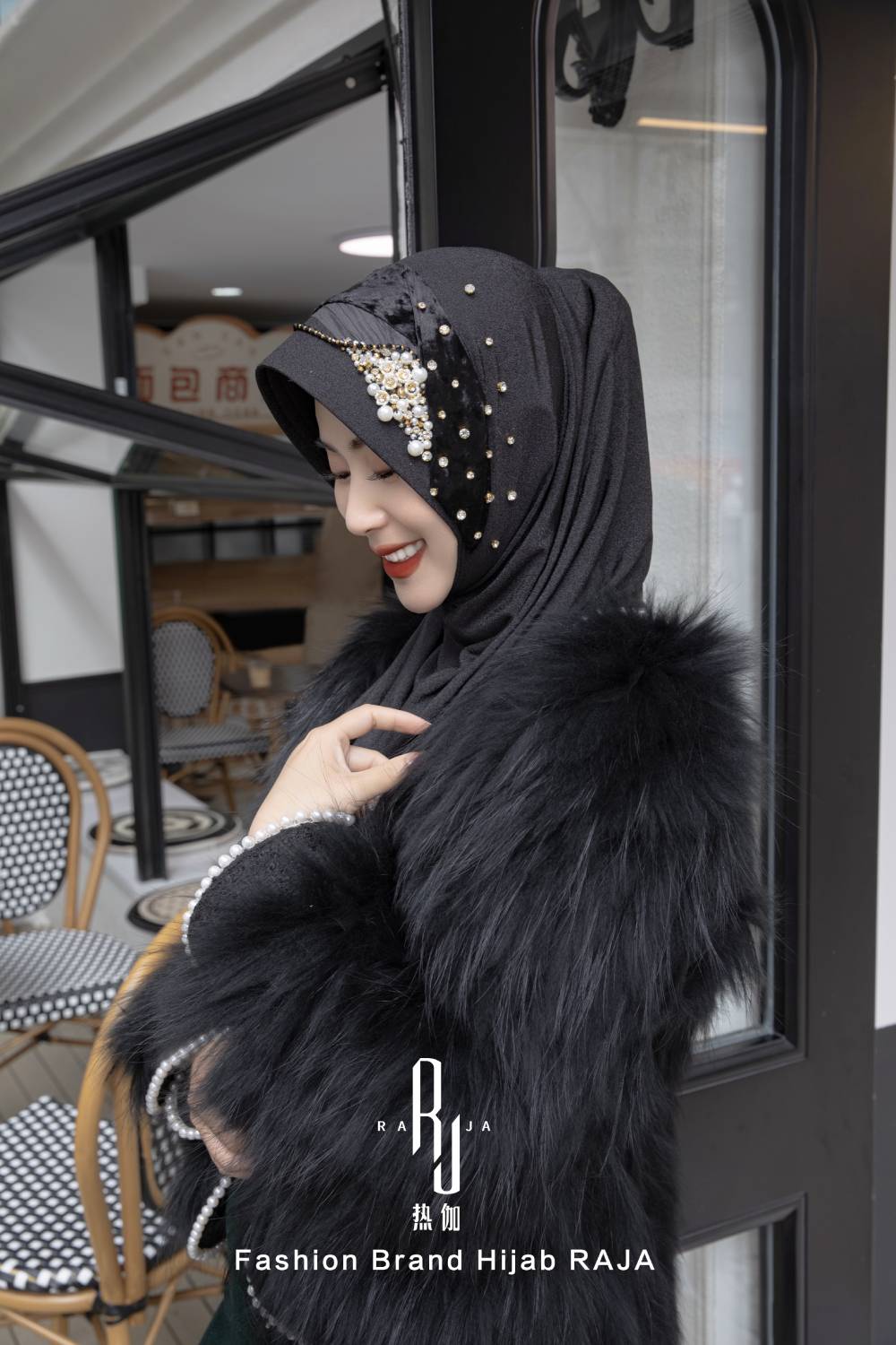 Farisha-Black Regal Velvet and Pieted Ribbon Hijab Cap con intricati abbellimenti