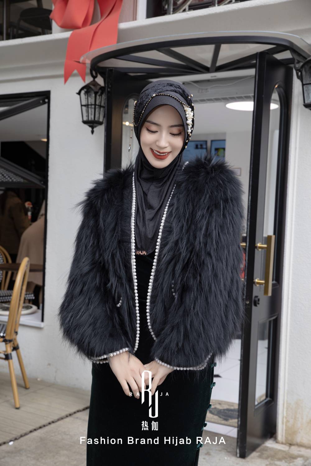 Farisha-Black Regal Velvet and Pieted Ribbon Hijab Cap con intricati abbellimenti