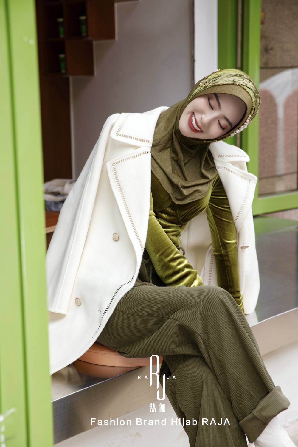 Farisha-Olive Regal Velvet e Hijab a nastro a pieghe con abbellimenti intricati