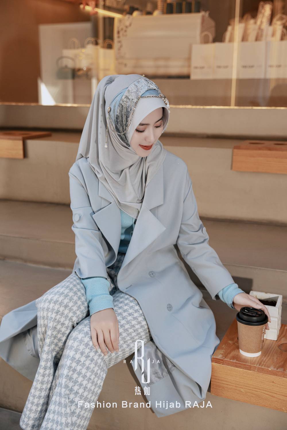 Farisha-Silver Regal Velvet e Cap hijab a nastro a pieghe con abbellimenti intricati