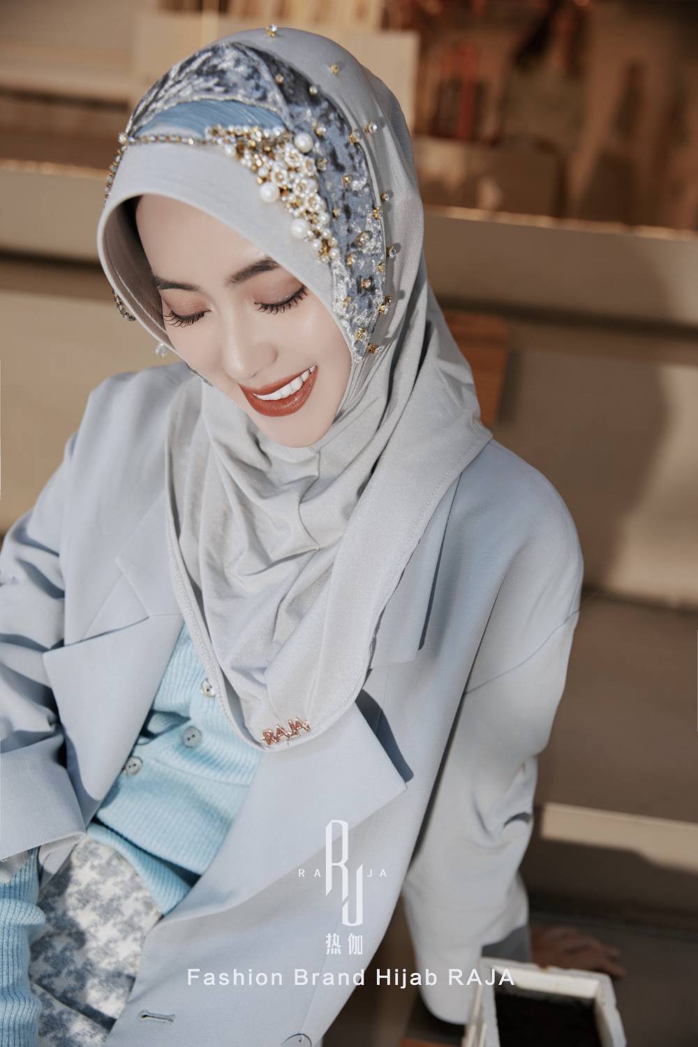 Farisha-Silver Regal Velvet e Cap hijab a nastro a pieghe con abbellimenti intricati