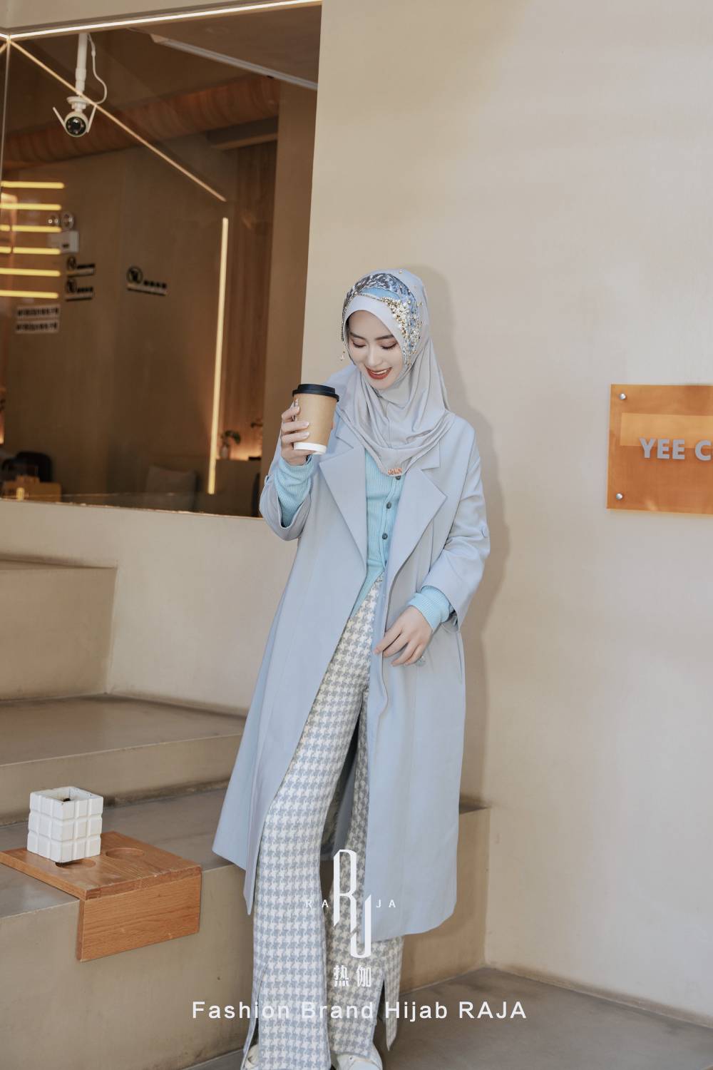 Farisha-Silver Regal Velvet e Cap hijab a nastro a pieghe con abbellimenti intricati