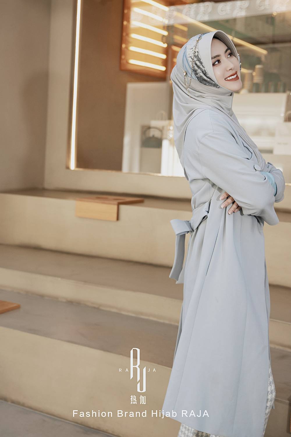 Farisha-Silver Regal Velvet e Cap hijab a nastro a pieghe con abbellimenti intricati