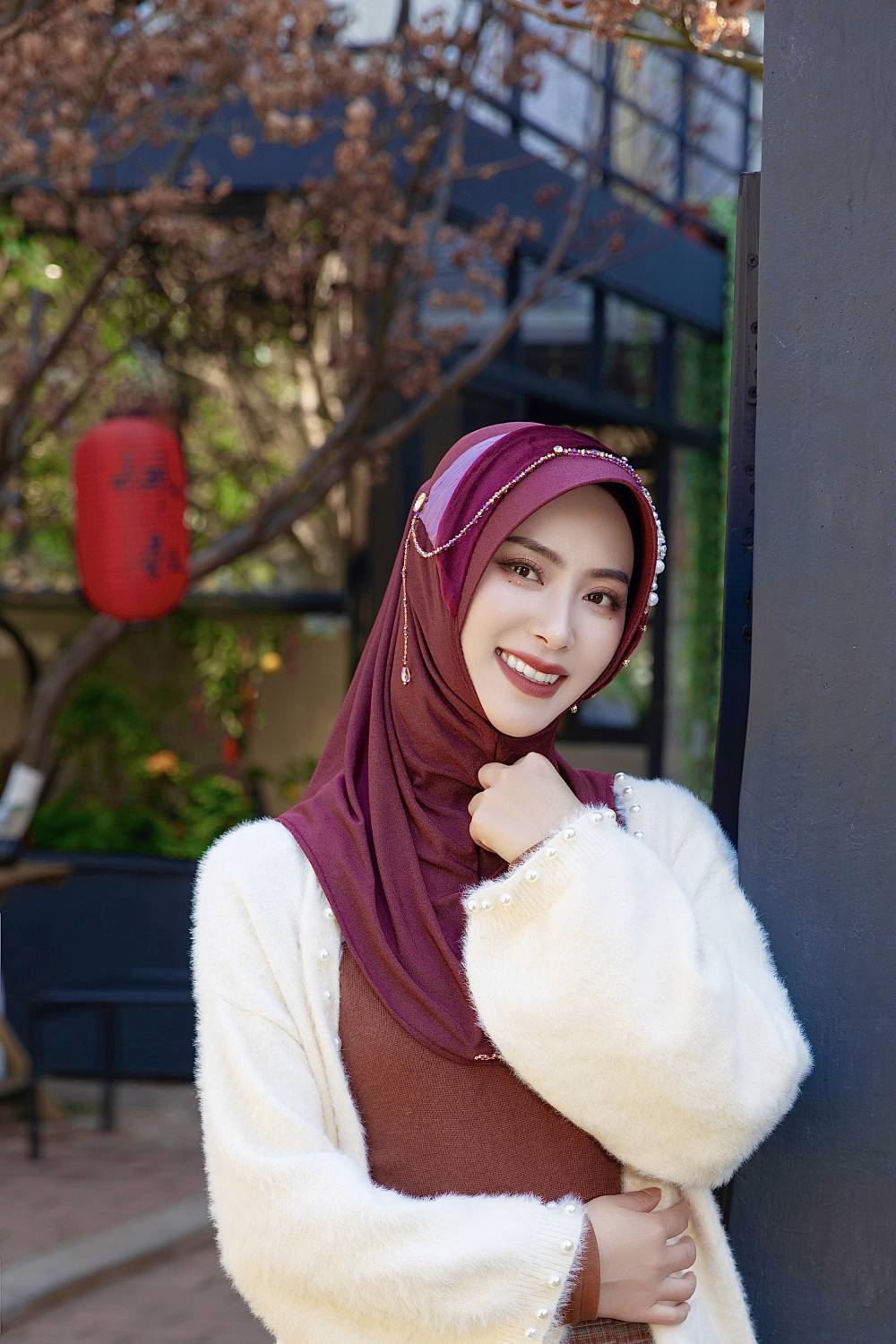 Farisha-Watermelon Rink Regal Velvet e Pieted Hijab Cap con abbellimenti intricati