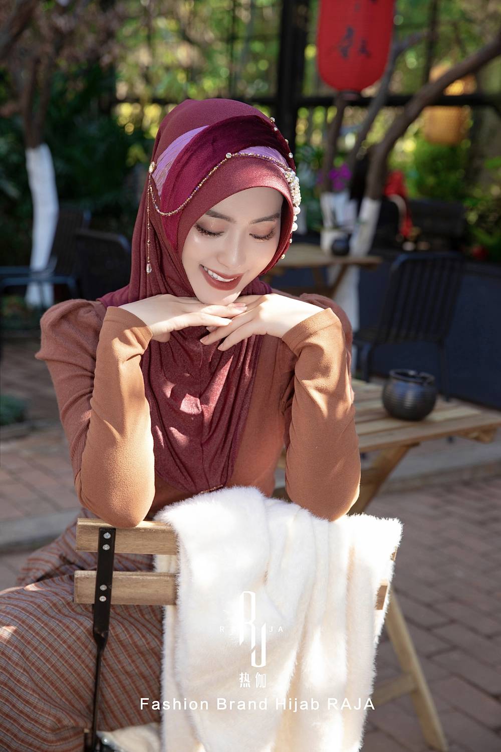 Farisha-Watermelon Rink Regal Velvet e Pieted Hijab Cap con abbellimenti intricati