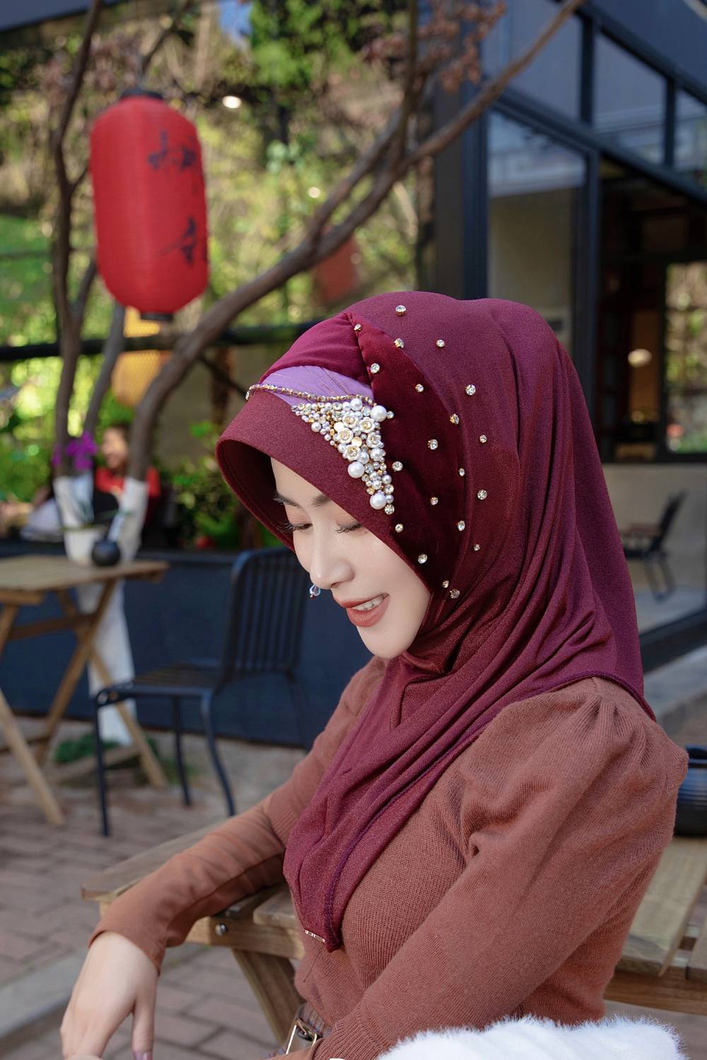 Farisha-Watermelon Rink Regal Velvet e Pieted Hijab Cap con abbellimenti intricati