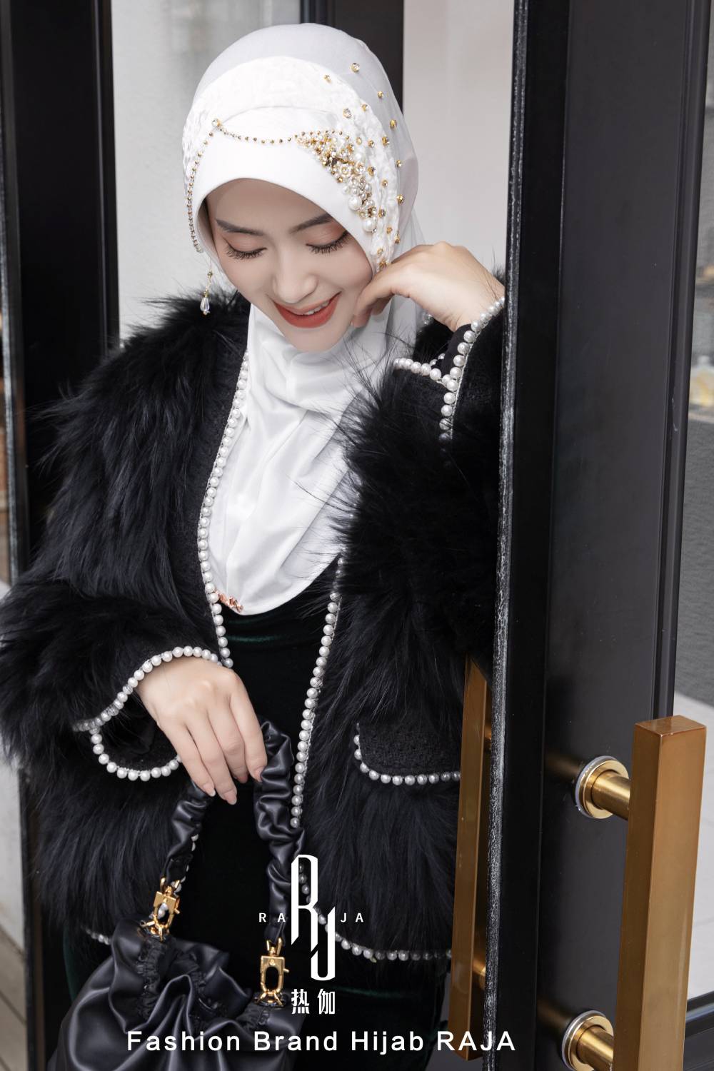 Farisha-White Regal Velvet and Pieted Ribbon Hijab Cap con intricati abbellimenti