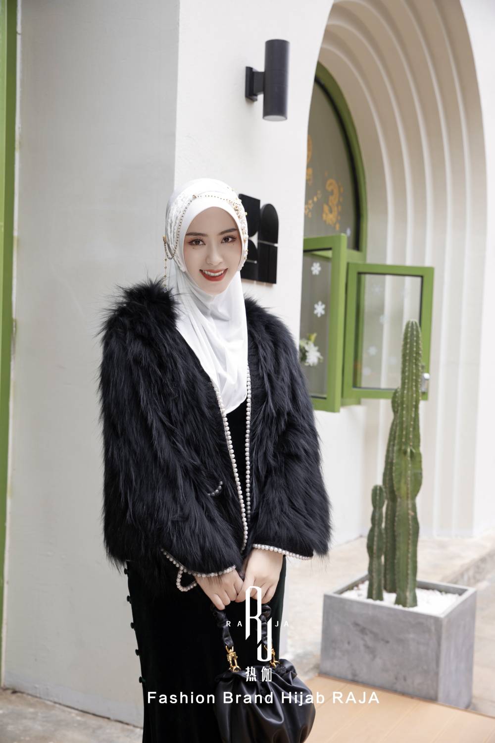 Farisha - Weiße, königliche Hijab-Kappe aus Samt und Plisseeband mit aufwendigen Verzierungen