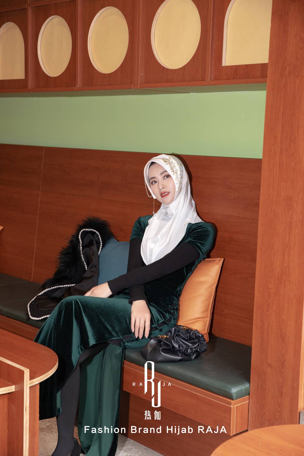 Farisha-White Regal Velvet and Pieted Ribbon Hijab Cap con intricati abbellimenti