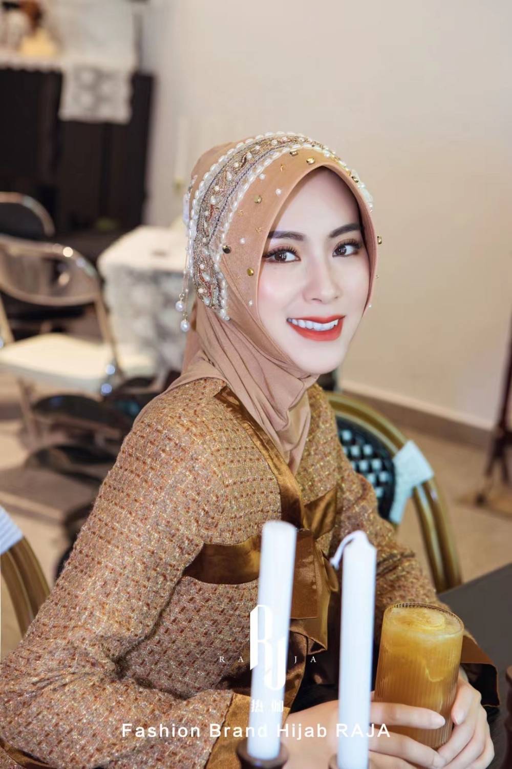 Eshal-Day-Daytona Peach Etnic Eleganza Pearl e Crystal abbellito Hijab Cap con catena delicata