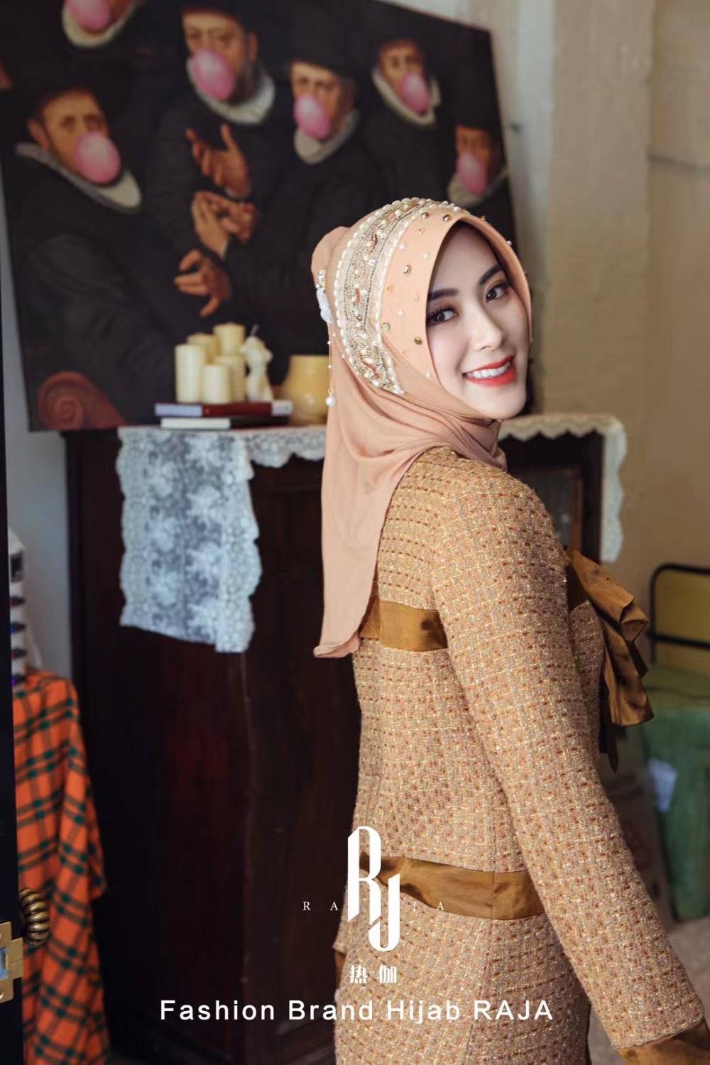 Eshal-Day-Daytona Peach Etnic Eleganza Pearl e Crystal abbellito Hijab Cap con catena delicata