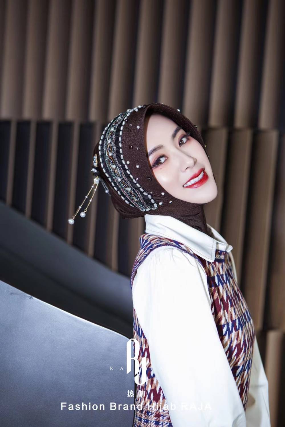 ESHAL-GRAY WOLF ETNIC ETHNIC ELEGANZA PARL E CRIDALLATO CAP HIJAB con catena delicata