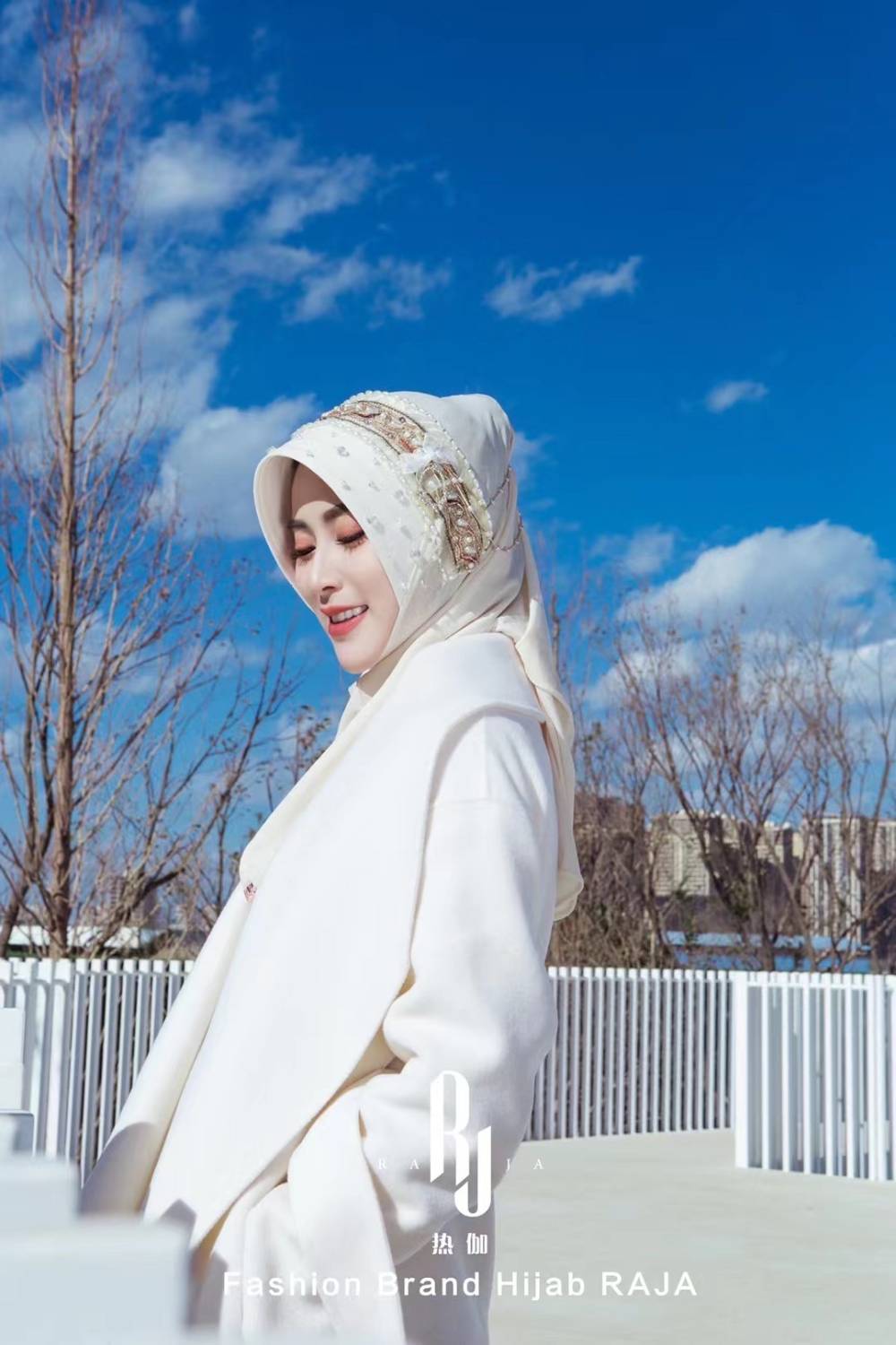 ESHAL-White Etnic Elegance Pearl e Crystal abbellito Hijab Cap con catena delicata