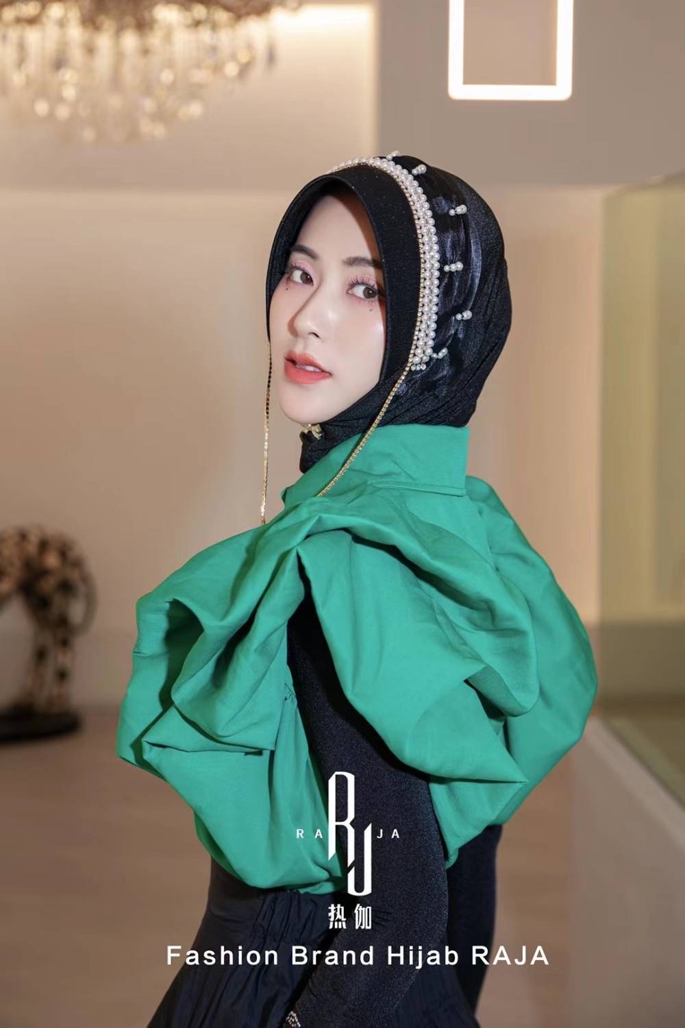 Nadia-Black Radiance Pearl e Rhinestone Chain Hijab Cap