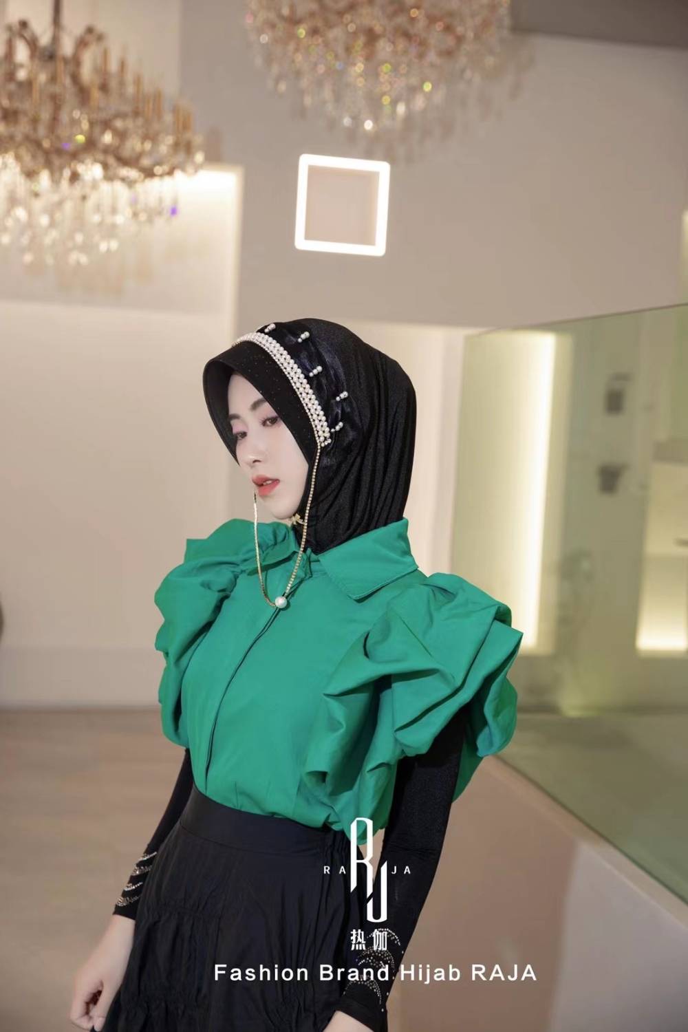 Nadia-Black Radiance Pearl e Rhinestone Chain Hijab Cap