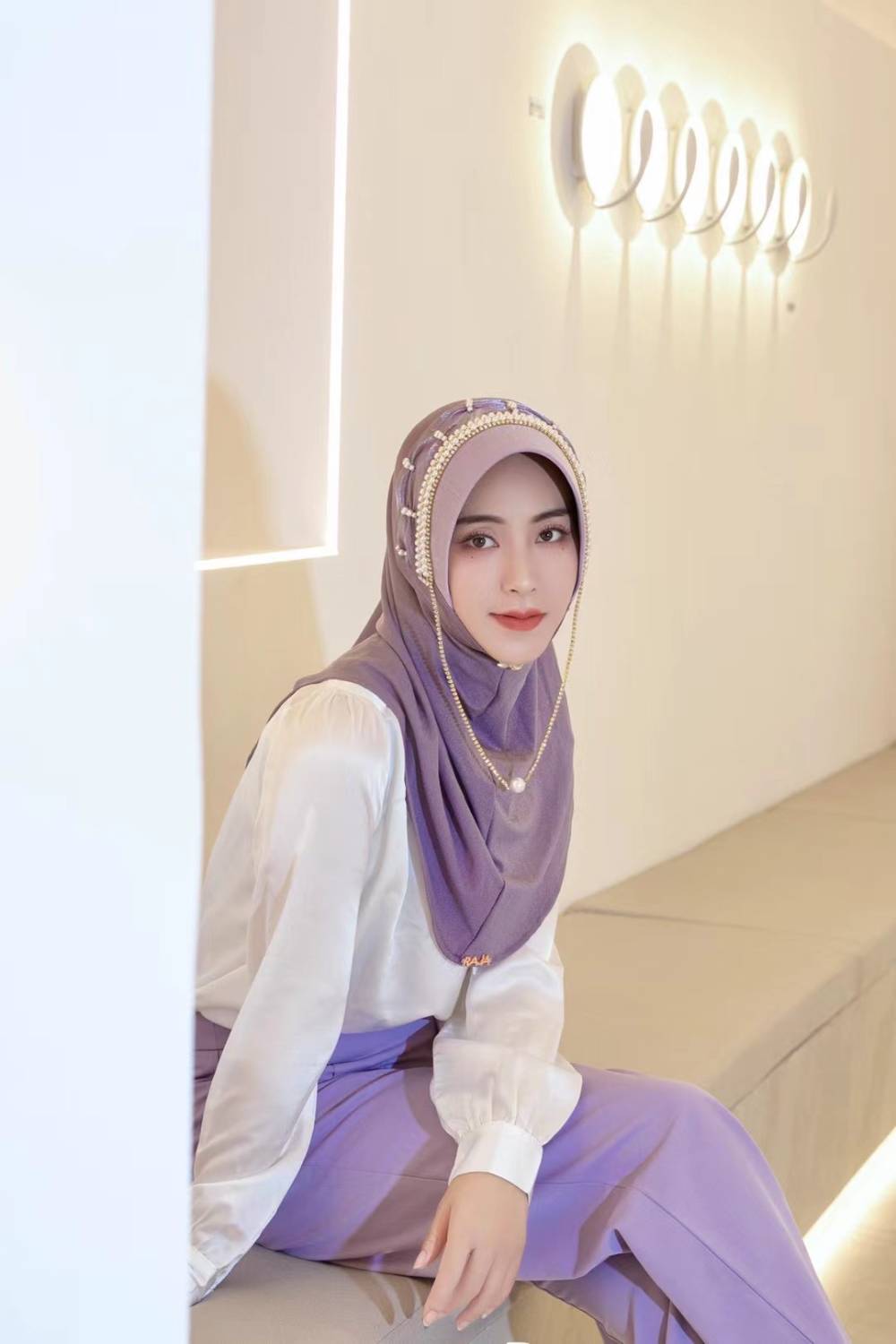 Nadia-Lavender Radiance Pearl e Rhinestone Chain Hijab Cap