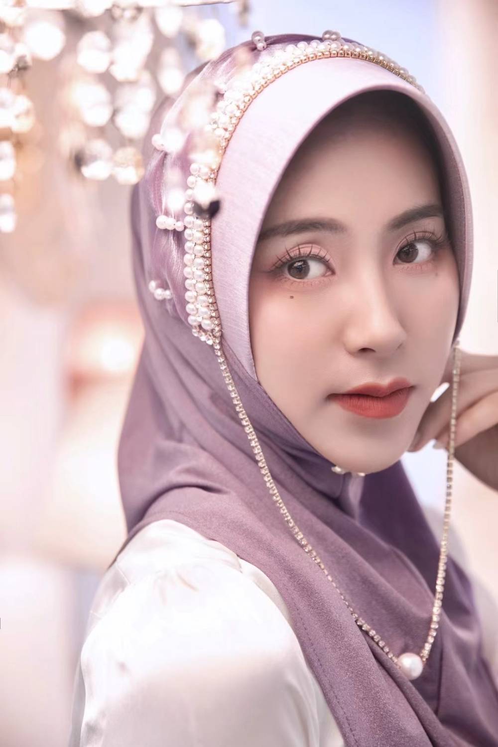 Nadia-Lavender Radiance Pearl e Rhinestone Chain Hijab Cap